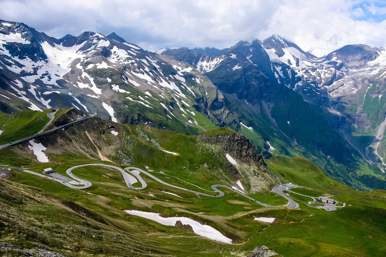 Offen über die Alpenpässe in Österreich