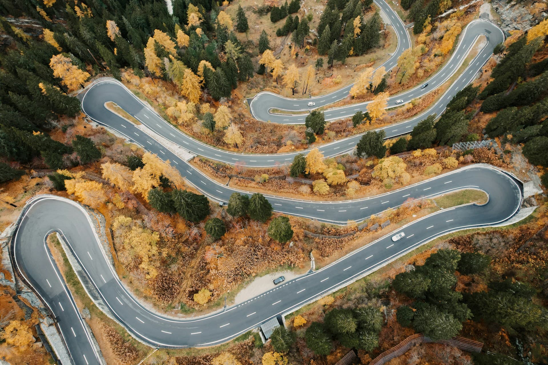 Verkehrsarme Alpenstraßen in der Schweiz