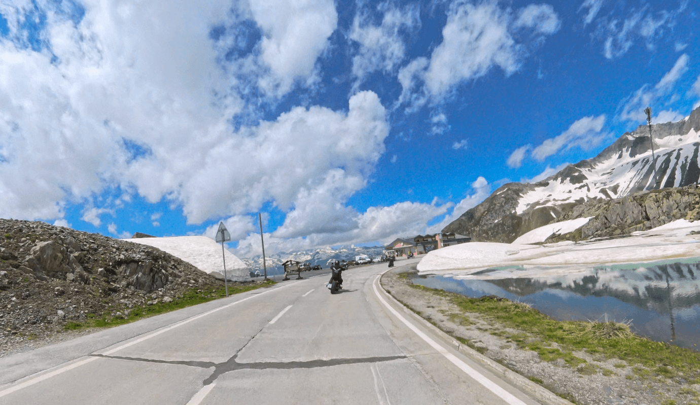 Über den Nufenenpass
