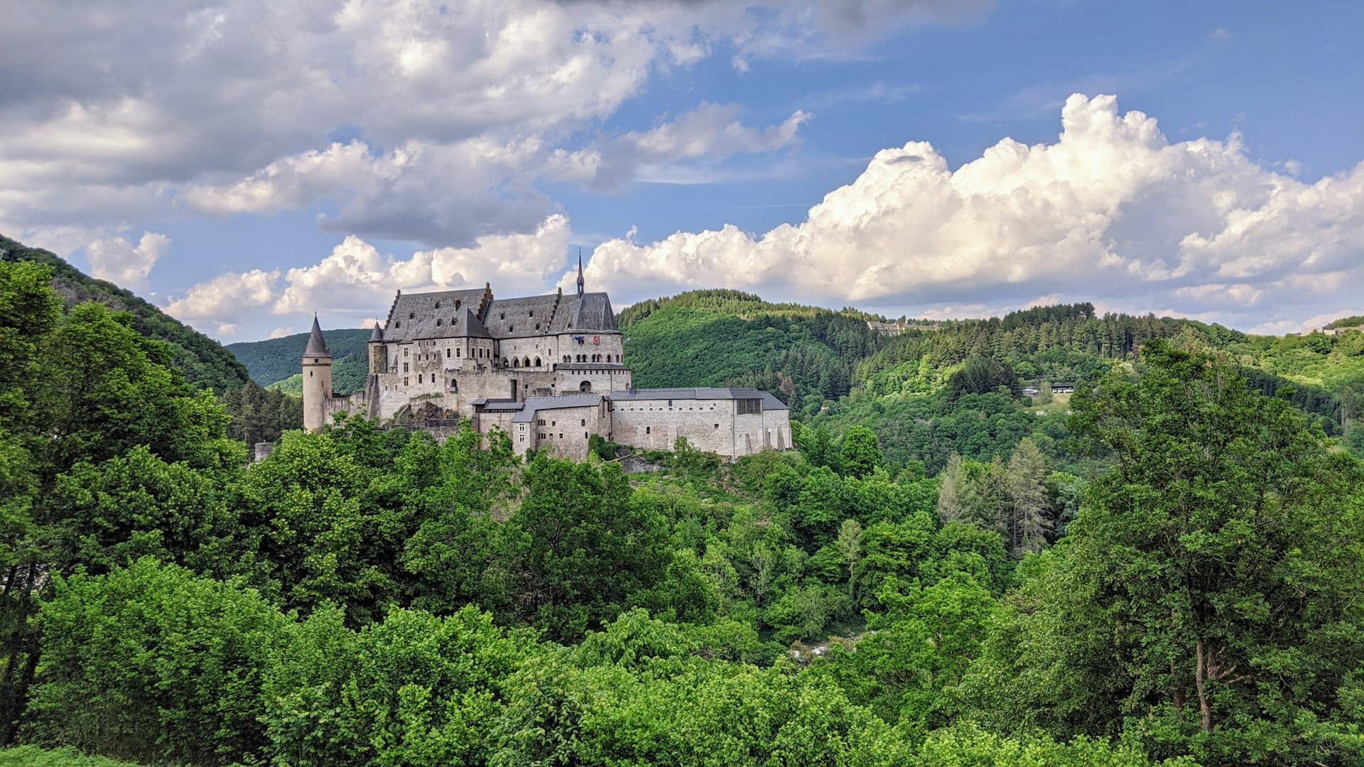 Mit dem Cabrio auf der Grünen Straße Eifel-Ardennen